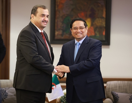 PM meets Algerian officials, corporation representatives